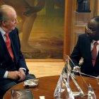 El rey conversa con el ministro de Exteriores de Guinea Ecuatorial, a quien recibió esta semana.