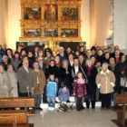 Rafaela Ribera, junto al alcalde de Cistierna, Nicanor Sen, y rodeada de su numerosa familia.