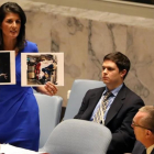 Nikki Haley sostiene unas fotografías de las víctimas del gas serín  en Siria