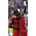 Eder, con un guante blanco, celebra junto a Pepe el gol de la victoria en la prórroga. GEORGI LICOVSKI