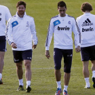 El centrocampista blanco, Xabi Alonso, y el defensa Arbeloa en el entrenamiento de ayer.