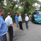 El alcalde de Borrenes, con sus ediles y pedáneo, en la protesta simbólica frente al autobús. L. DE LA MATA