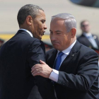 Binyamin Netanyahu (derecha) recibe a Barack Obama, el miércoles, en el aeropuerto Ben Gurion.
