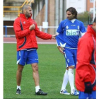 Yuri y De Paula conversan durante un entrenamiento de la Ponferradina.