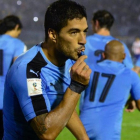 Luis Suárez celebra su gol de penalti con Uruguay ante Paraguay.