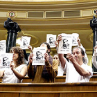 Varias personas con los carteles en apoyo a Haidar en el Congreso de los Diputados, hoy.