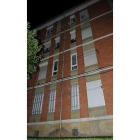 La niña cayó desde el segundo piso de este edificio.