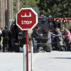 Varios visitantes son evacuados del lugar donde ayer se produjo el ataque terrorista.