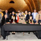 Foto de familia de los trece homenajeados por el Consistorio de la localidad.