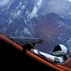 Tesla Roadster puesto en órbita durante el vuelo de prueba del cohete Falcon Heavy.