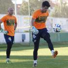 Luis Arellano, a la derecha, se situará hoy bajo los palos, mientras a Javi, detrás, le toca banquillo.