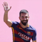 Arda Turan saluda en la presentación de la plantilla, el lunes en el Gamper