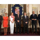 Los altos cargos de la Consejería de Educación posan en la foto de familia al finalizar su toma de posesión.