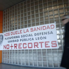 Una pancarta en el Hospital de León a favor del sistema público de salud