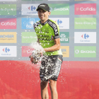 Óscar Rodríguez celebra en el podio su épico triunfo en el alto de La Camperona. FERNANDO OTERO