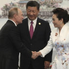 Xi Jinping (centro) y su esposa, Peng Liyuan, dan la bienvenida al presidente ruso, Vladímir Putin, en Xiamen, el 4 de septiembre