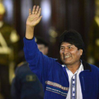 Evo Morales saluda a sus seguidores desde el balcón del palacio presidencial, esta madrugada en la Paz.