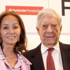 Isabel Preysler con Vargas Llosa en una foto de 2019. PAOLO AGUILAR