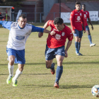 Dela, de rojo, en el partido que el Real Ávila disputó frente al Almazán.