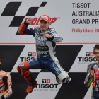 Pedrosa, Rossi y un Lorenzo muy contento en el podio de MotoGP despues de la carrera de dicha en categoría en Phillip Island, Australia.