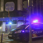 Un coche del Cuerpo Nacional de Policía junto a la sede del PP en la calle Génova de Madrid.