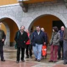 Representantes de IU de León y del municipio asturiano de Campo Caso, a la salida de la reunión