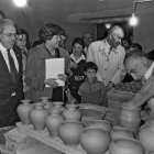 Inauguración del museo el 4 de noviembre de 1994 a cargo del presidente de la Diputación, Agustín Turiel, con el maestro alfarero, Martín Cordero, en plena demostración. RAMIRO