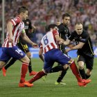 Iniesta, a la derecha, trata de llevarse el balón en un duelo entre el Barça y el Atlético.