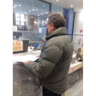 Carlos Fernández, el martes, presentando el escrito en el Registro. DL