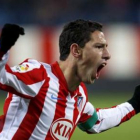 El centrocampista argentino del Atlético de Madrid Maxi Rodríguez celebra el primer gol de su equipo