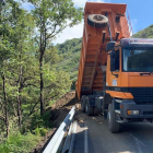 Primeras labores para acondicionar la pista forestal desde la LE-5238. DL