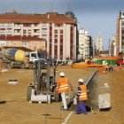 Los operarios del Ayuntamiento ayer, trabajando en la prolongación de Ordoño II.