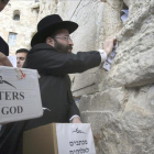 Un rabino deja cartas destinadas a Dios en el Muro de las Lamentaciones en Jerusalén.