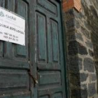Cartel que anuncia la oferta de un local de alquiler en Brañuelas