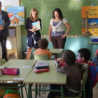 Mª Eugenia Gancedo explica a los niños la Ruta Jacobea.