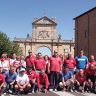 Vecinos y visitantes ante la entrada de Sahagún.