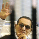 Hosni Mubarak saluda a sus partidarios, durante una de las sesiones del juicio en su contra que se celebró el pasado mes de abril en El Cairo.