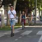 Joven transita por Gran Vía montado en un patinete