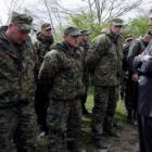 El presidente de Georgia, Mijail Saakashvili, conversa con soldados de la base militar de Mujrovani