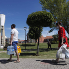 Dos vecinos caminan junto al parque de La Virgen. JESÚS F. SALVADORES
