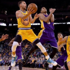 El jugador de los Warriors Stephen Curry anotando en una acción del duelo ante los Lakers.