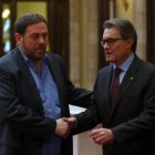 Junqueras y Mas se saludan tras la reunión que mantuvieron ayer en la Generalitat.