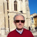 El profesor y divulgador leonés Carlos Javier Taranilla de la Varga, en la plaza de San Isidoro. DL