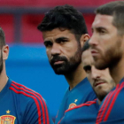 La tensión de los jugadores de la selección española en las horas previas al partido de hoy frente a Rusia ya se refleja en sus rostros en el entrenamiento. JAVIER ETXEZARRETA