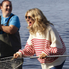 La vicepresidenta Yolanda Díaz con mariscadoras en Vilagarcía de Arousa, el viernes. SALVADOR SAS