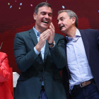 Sánchez, junto al ex presidente Zapatero; Narbona y Montero, en el acto del PSOE para celebrar ayer en Madrid el nuevo Ejecutivo. KIKO HUESCA