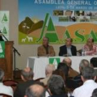 Donaciano Dujo, presidente de Asaja en Castilla y León, interviene ante la asamblea de Asaja en León
