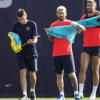 Leo Messi junto a Gerard Piqué en la sesión de entrenamiento del FC Barcelona. QUIQUE GARCÍA