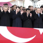 El presidente turco, Recep Tayyip Erdogan, reza durante el entierro del policía Hasim Usta. T. BOZOGLU