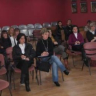 Publico asistente a la presentación del curso de geriatría que se desarrolla en Cistierna.